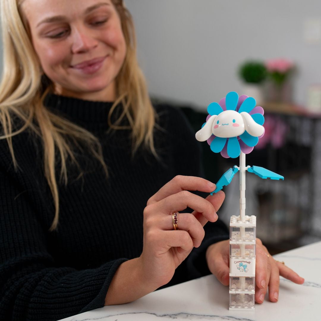 Brickcraft Cinnamoroll Flower & Vase (122 plastic pcs) – Sanrio Building Kit, Floral Décor & Modular Bouquet for Cute Home Display for Him or Her